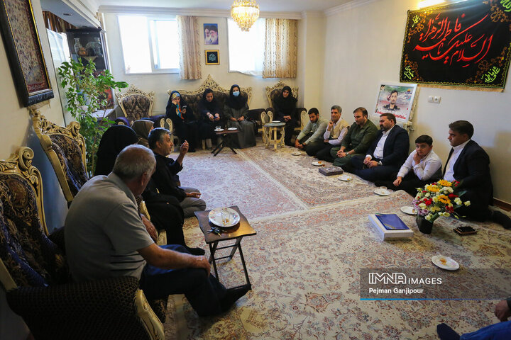 دیدار مدیرعامل سازمان پایانه‌های شهرداری و جمعی از اصحاب رسانه اصفهان با خانواده شهید «وحید صالحی راد»