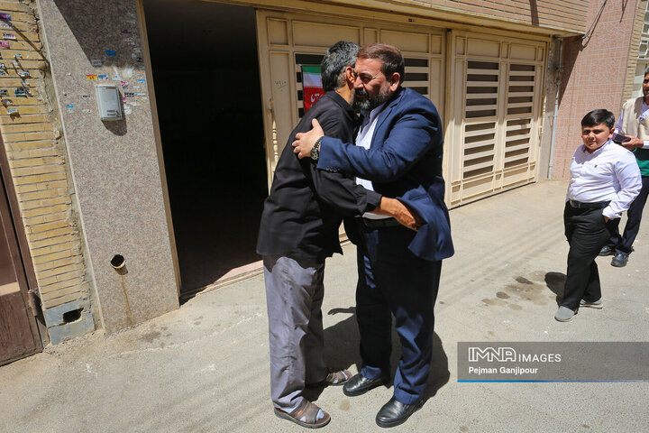 دیدار مدیرعامل سازمان پایانه‌های شهرداری و جمعی از اصحاب رسانه اصفهان با خانواده شهید «وحید صالحی راد»