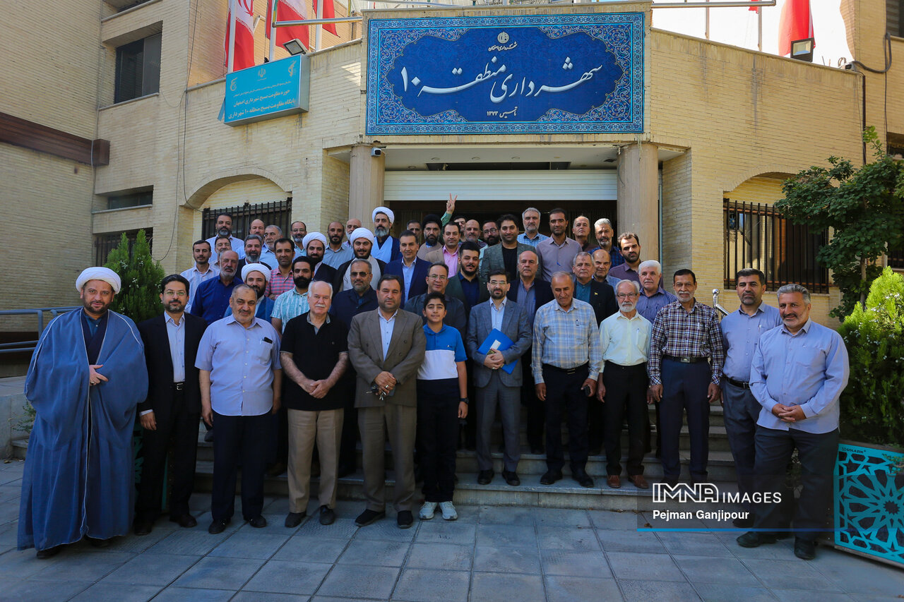 بازدید معتمدین محلات منطقه ۱۰ اصفهان از پروژه پارکینگ طبقاتی مصلی با ۴۵ درصد پیشرفت