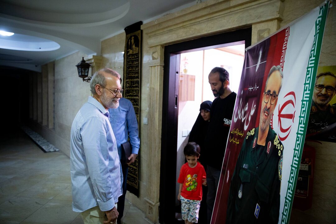 دیدار لاریجانی با خانواده شهیدان محرابی و شادمانی