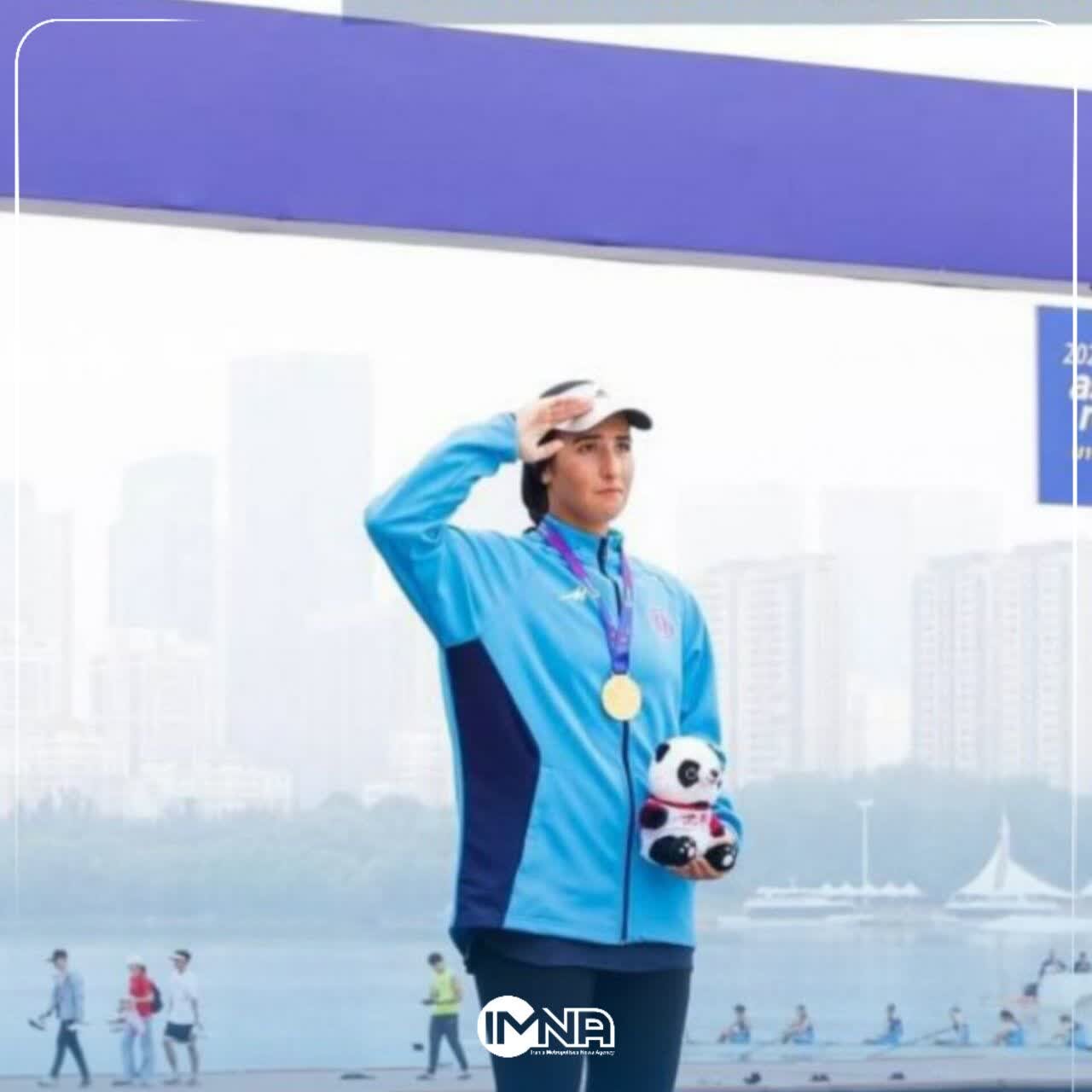 سلام نظامی سها فخری پس از کسب طلای مسابقات جوانان قهرمانی روئینگ