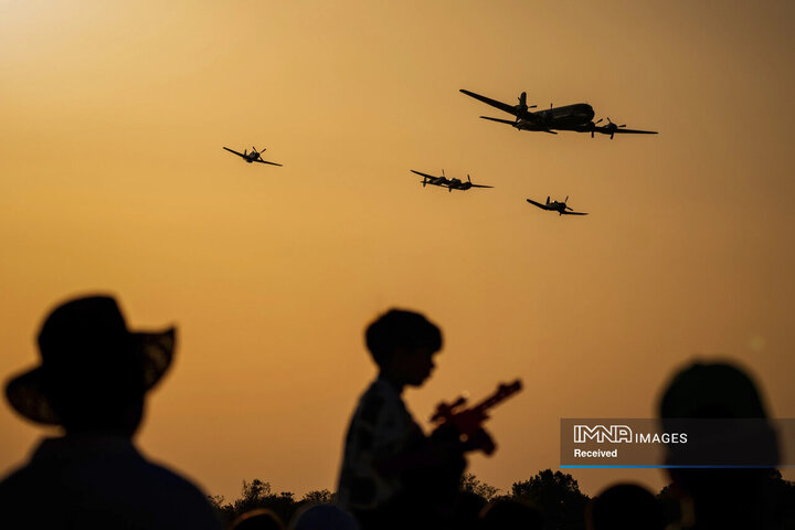 هواپیمای داگلاس DC-6B تیم آکروباتیک فلایینگ بولز ردبول