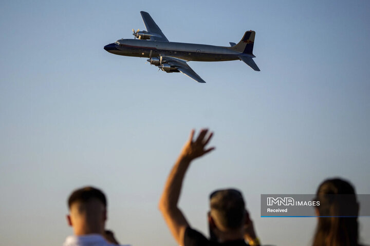 هواپیمای داگلاس DC-6B تیم آکروباتیک فلایینگ بولز ردبول