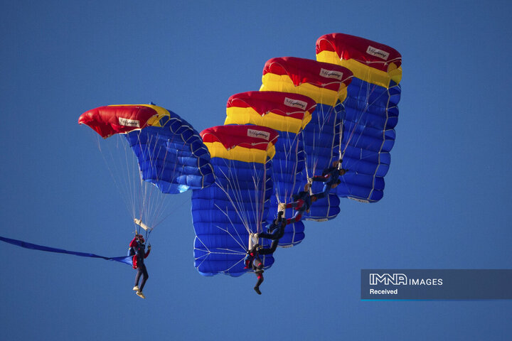 چتربازان رومانیایی در حال پرواز بر فراز فرودگاه آورل ولایکو