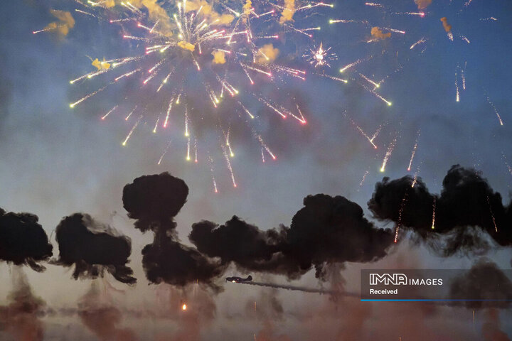 اجرای نمایش تیم آکروباتیک «ایر باندیتز» به رهبری خلبان لیتوانیایی