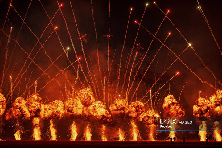 اجرای نمایش تیم آکروباتیک «ایر باندیتز» به رهبری خلبان لیتوانیایی