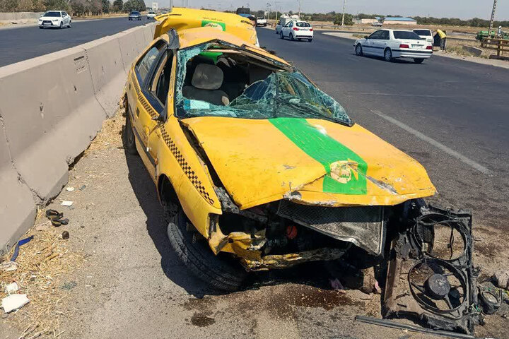 یک فوتی و ۲ مصدوم در حادثه واژگونی تاکسی در محور تاکستان-قزوین