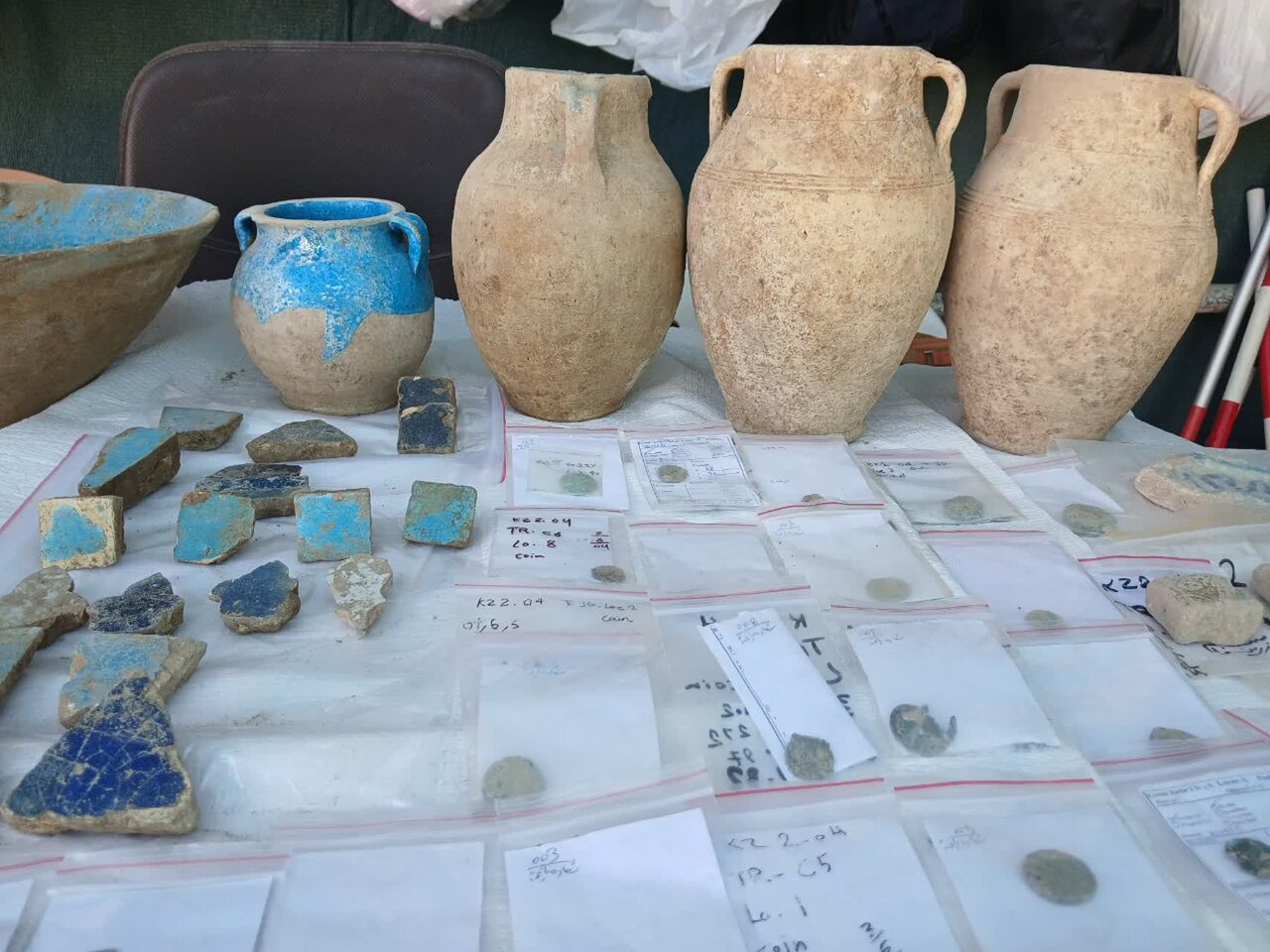 کشف بیش از ۱۰۰ قطعه سکه تاریخی در کاوش محوطه باستانی کمرزین