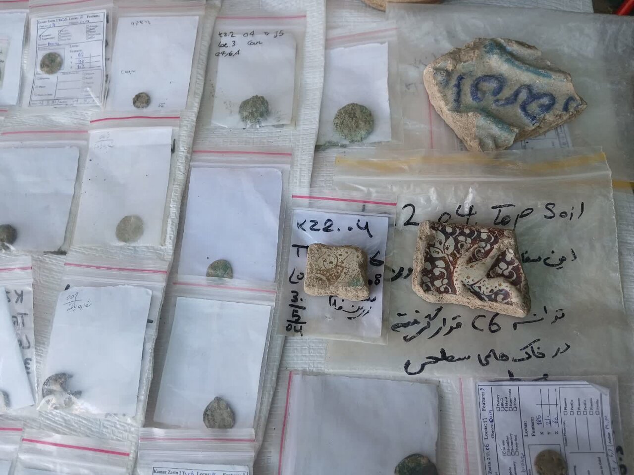 کشف بیش از ۱۰۰ قطعه سکه تاریخی در کاوش محوطه باستانی کمرزین
