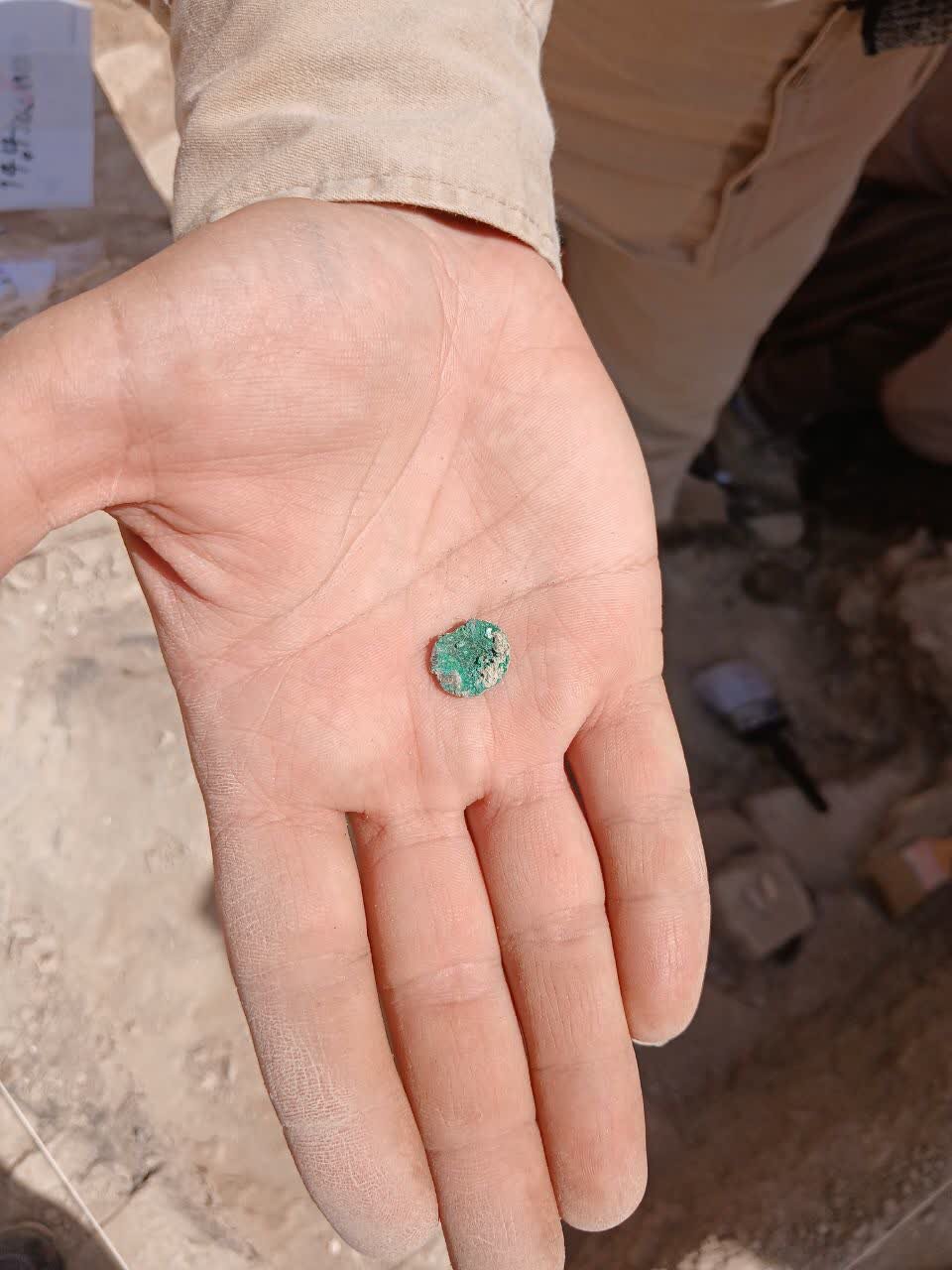 کشف بیش از ۱۰۰ سکه تاریخی در گذر کمرزرین اصفهان