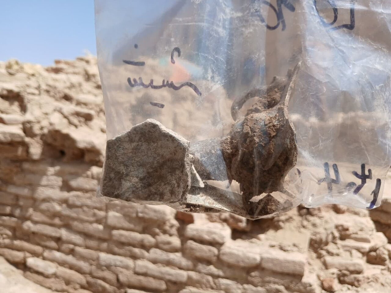 کشف بیش از ۱۰۰ سکه تاریخی در گذر کمرزرین اصفهان