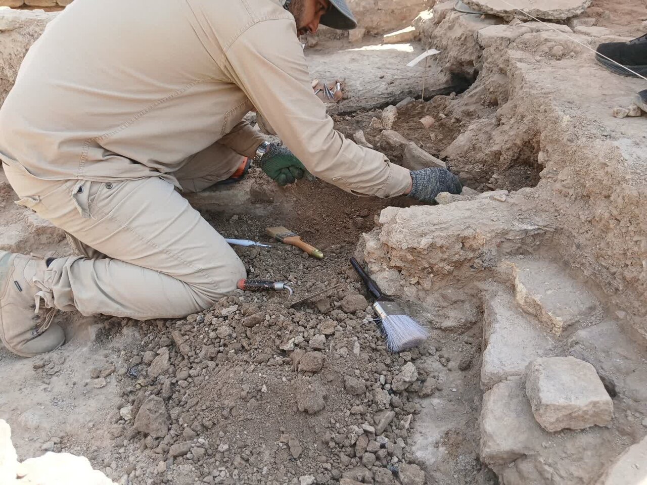 کشف یافتههای ارزشمند باستانشناسی در محوطه تاریخی کمرزرین