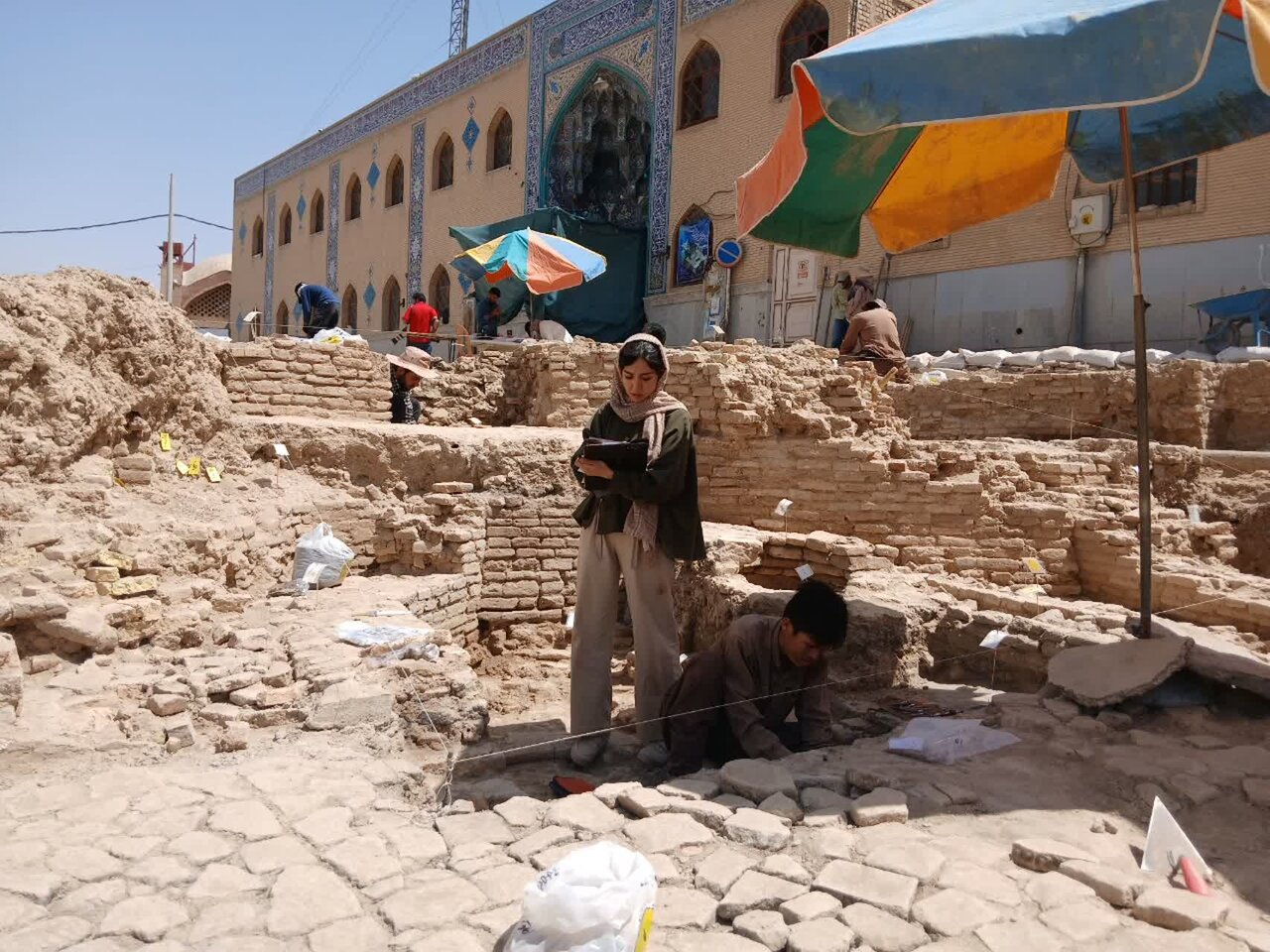 کشف بیش از ۱۰۰ قطعه سکه تاریخی در کاوش محوطه باستانی کمرزین