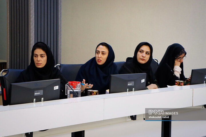 نشست فرماندار اصفهان با بانوان کارآفرین شهر