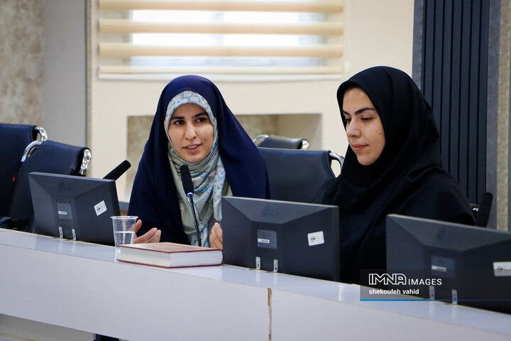 نشست فرماندار اصفهان با بانوان کارآفرین شهر