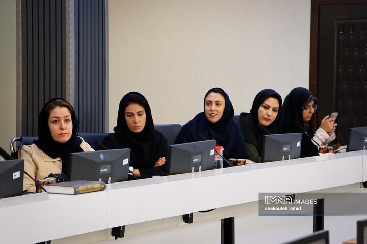 نشست فرماندار اصفهان با بانوان کارآفرین شهر