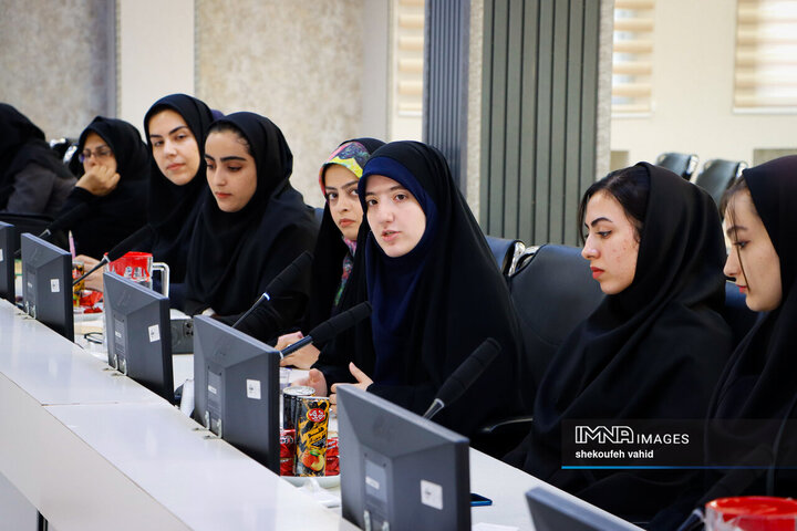 نشست فرماندار اصفهان با بانوان کارآفرین شهر