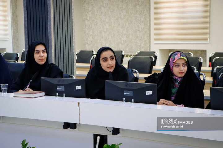 نشست فرماندار اصفهان با بانوان کارآفرین شهر