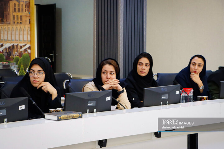 نشست فرماندار اصفهان با بانوان کارآفرین شهر
