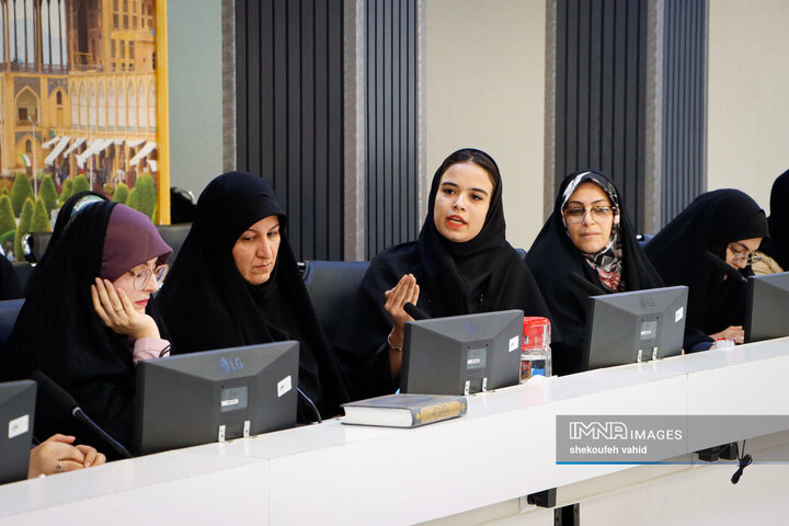 نشست فرماندار اصفهان با بانوان کارآفرین شهر
