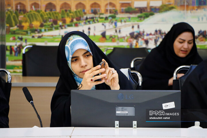 نشست فرماندار اصفهان با بانوان کارآفرین شهر