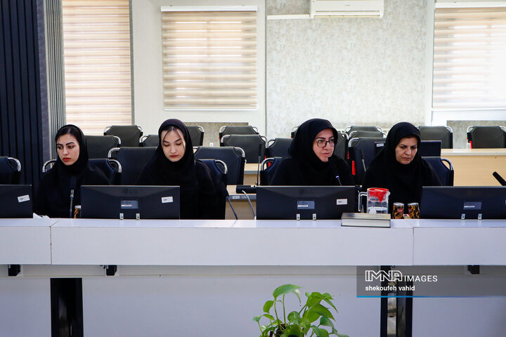 نشست فرماندار اصفهان با بانوان کارآفرین شهر