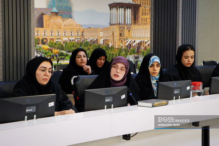 نشست فرماندار اصفهان با بانوان کارآفرین شهر
