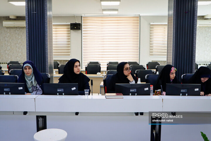 نشست فرماندار اصفهان با بانوان کارآفرین شهر