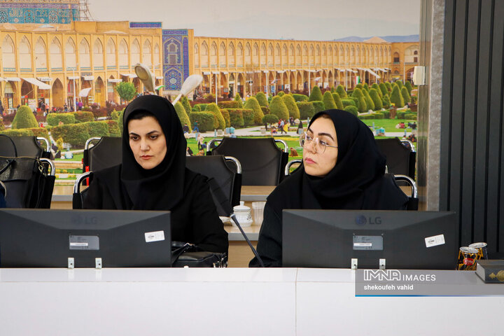 نشست فرماندار اصفهان با بانوان کارآفرین شهر