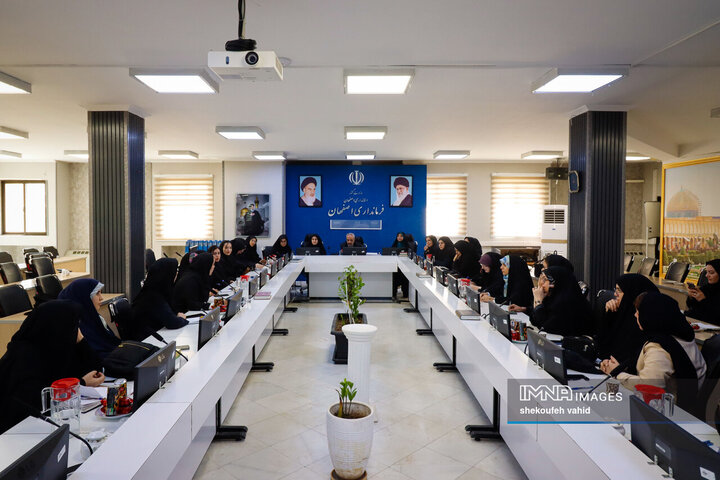 نشست فرماندار اصفهان با بانوان کارآفرین شهر