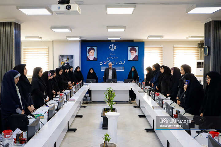 نشست فرماندار اصفهان با بانوان کارآفرین شهر