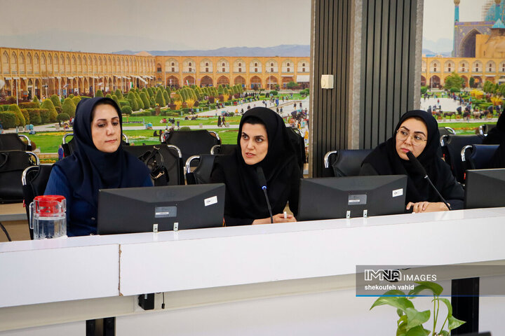 نشست فرماندار اصفهان با بانوان کارآفرین شهر