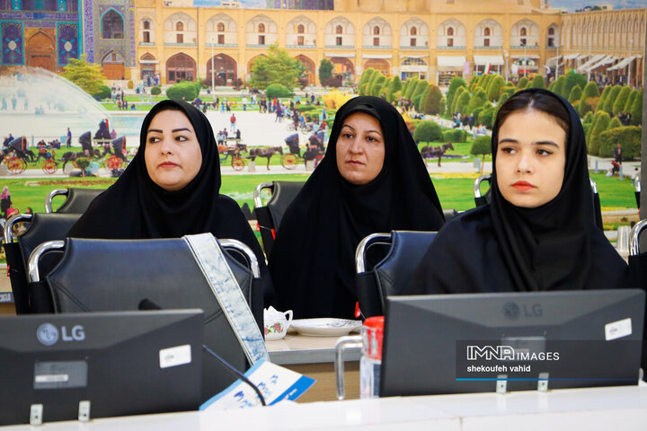 نشست فرماندار اصفهان با بانوان کارآفرین شهر