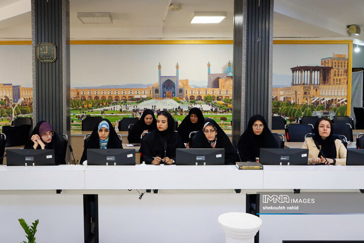 نشست فرماندار اصفهان با بانوان کارآفرین شهر