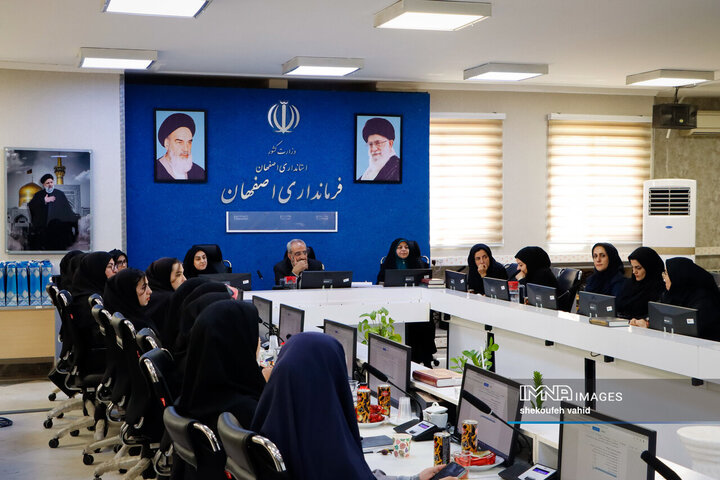 نشست فرماندار اصفهان با بانوان کارآفرین شهر