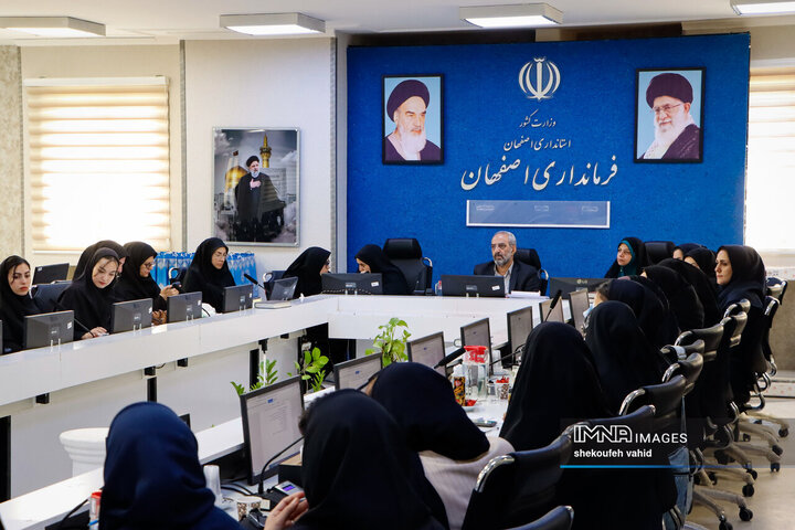 نشست فرماندار اصفهان با بانوان کارآفرین شهر