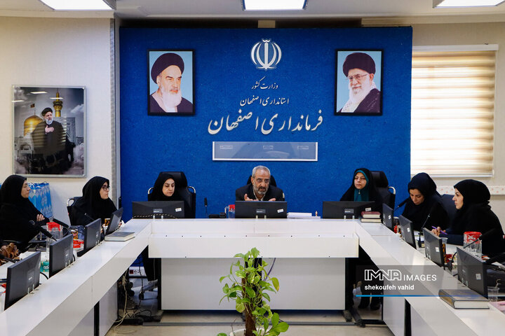 نشست فرماندار اصفهان با بانوان کارآفرین شهر