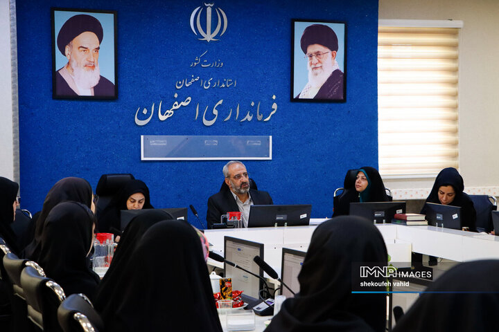 نشست فرماندار اصفهان با بانوان کارآفرین شهر
