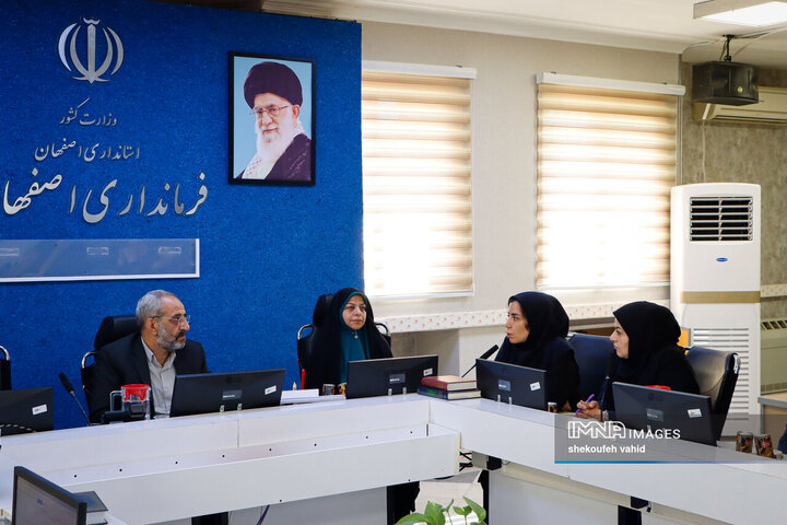 نشست فرماندار اصفهان با بانوان کارآفرین شهر