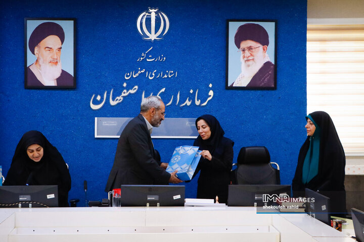 نشست فرماندار اصفهان با بانوان کارآفرین شهر