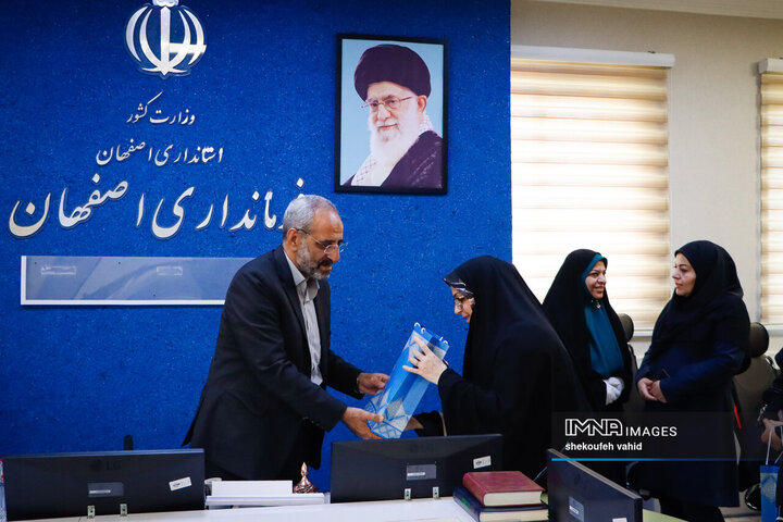 نشست فرماندار اصفهان با بانوان کارآفرین شهر