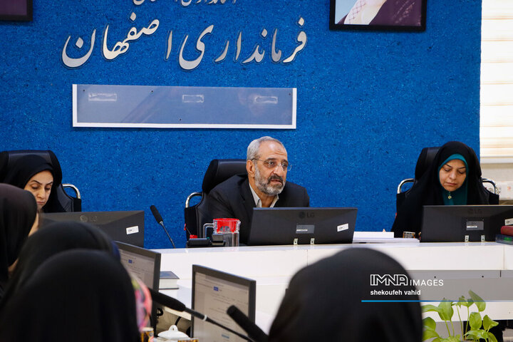 نشست فرماندار اصفهان با بانوان کارآفرین شهر