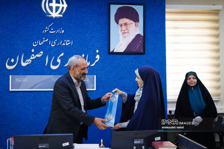 نشست فرماندار اصفهان با بانوان کارآفرین شهر