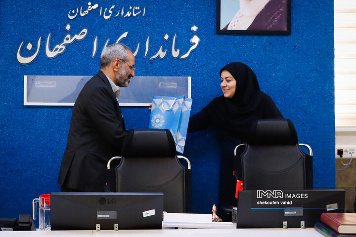 نشست فرماندار اصفهان با بانوان کارآفرین شهر