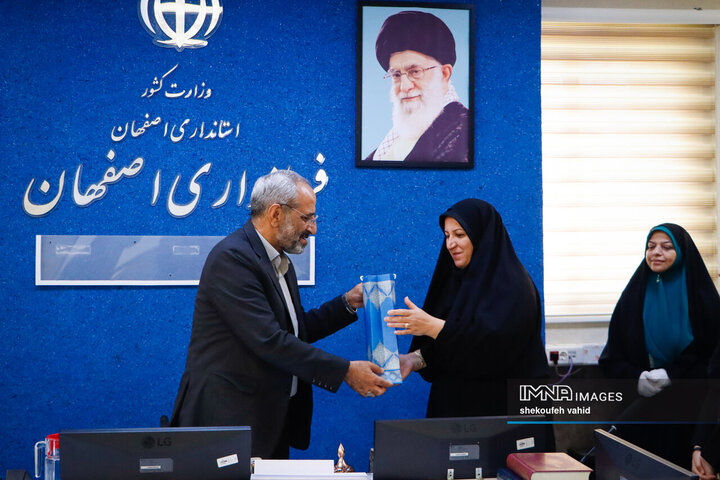 نشست فرماندار اصفهان با بانوان کارآفرین شهر