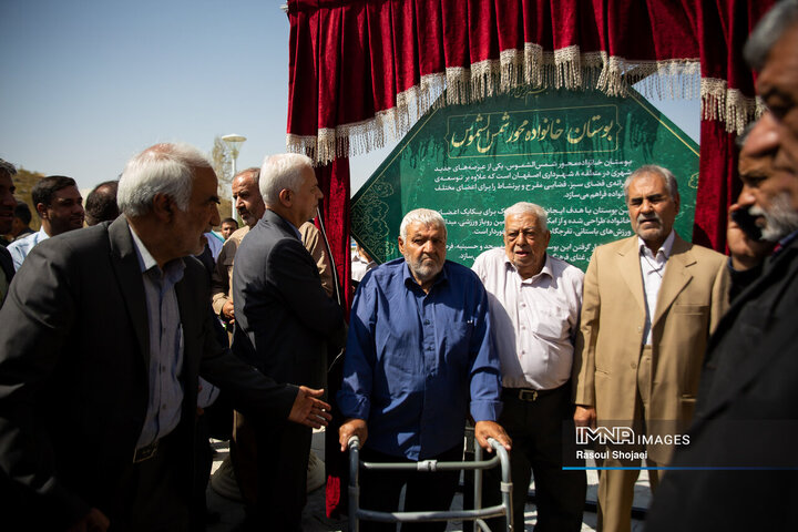 آیین بهره‌برداری از ۹۶ پروژه منطقه ۸ اصفهان