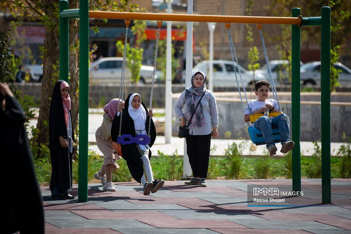 آیین بهره‌برداری از ۹۶ پروژه منطقه ۸ اصفهان