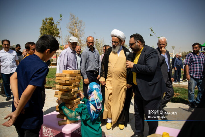 آیین بهره‌برداری از ۹۶ پروژه منطقه ۸ اصفهان