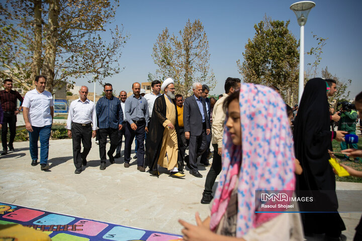 آیین بهره‌برداری از ۹۶ پروژه منطقه ۸ اصفهان