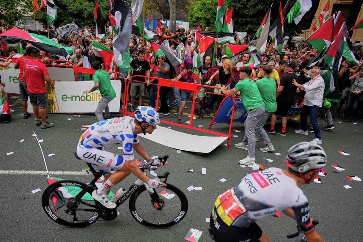 تنش و درگیری در تور دوچرخه‌سواری اسپانیا در اعتراض به حضور نماینده رژیم صهیونیستی +عکس